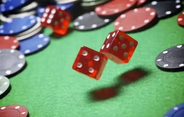 Người chơi đang quay slot nổ hũ trực tuyến vi68 trên điện thoại di động